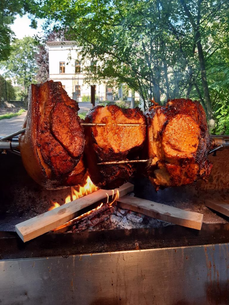 Catering - prase na rožni